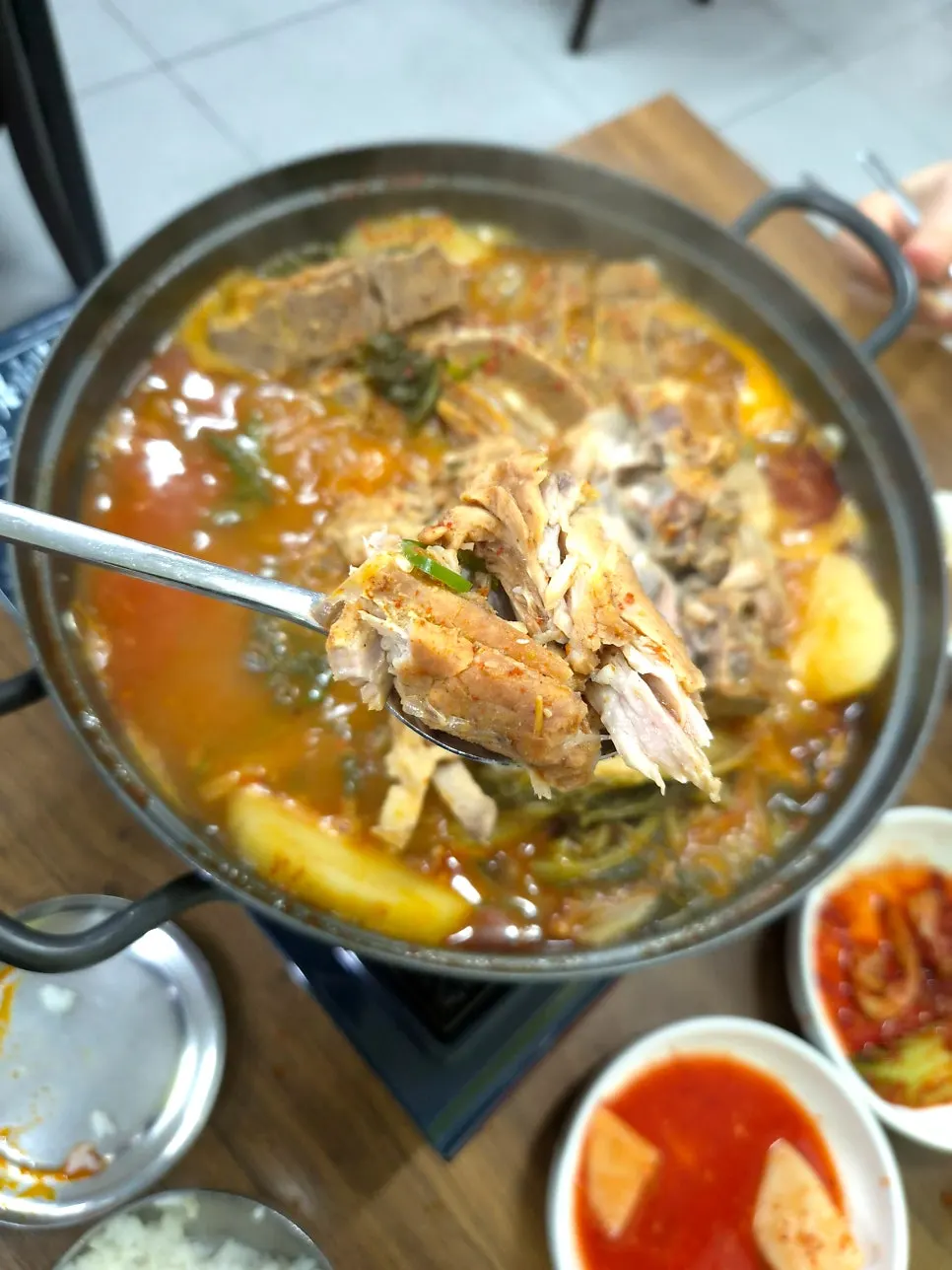 부드럽게 발라지는 뼈다귀 고기