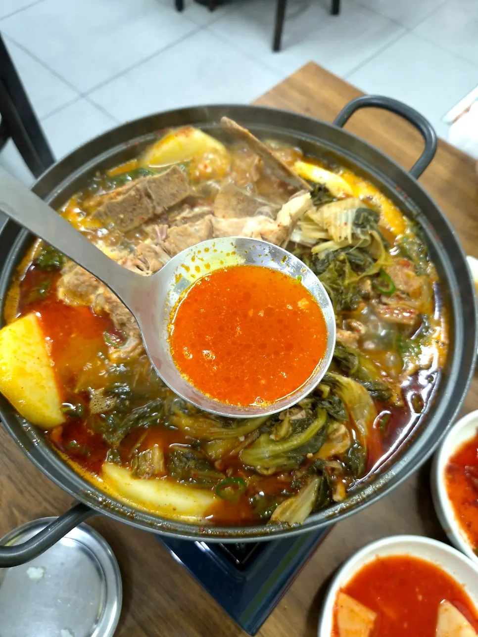 청양고추가 올라간 진한 감자탕 국물