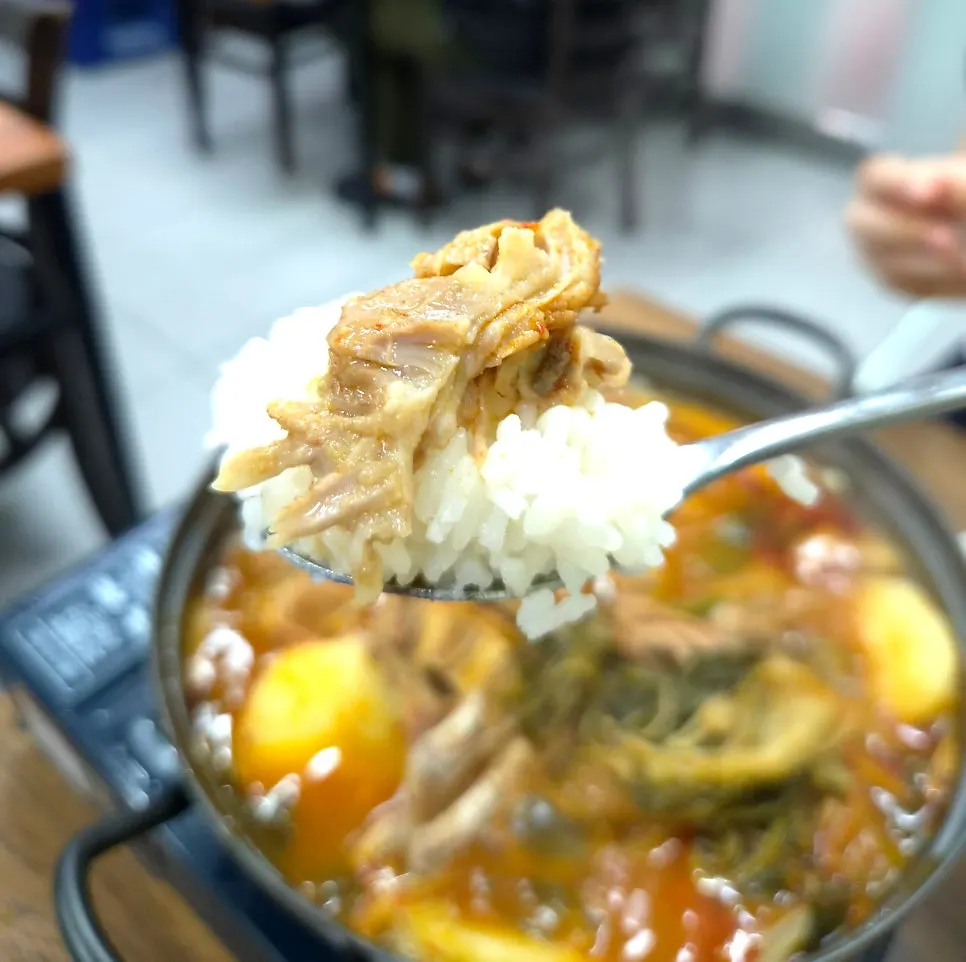 바닥이 보이도록 비운 감자탕