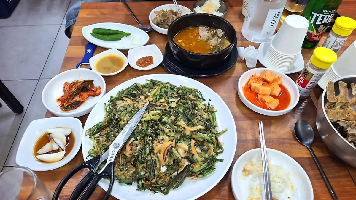 Full table setting of pork bone soup at Dangsan Ppyeodaegwi Haejangguk