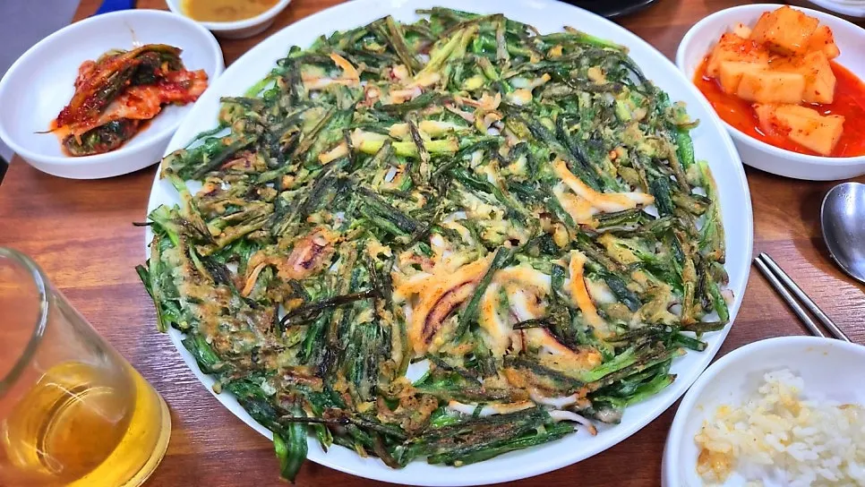 Squid-chive pancake served alongside drinks
