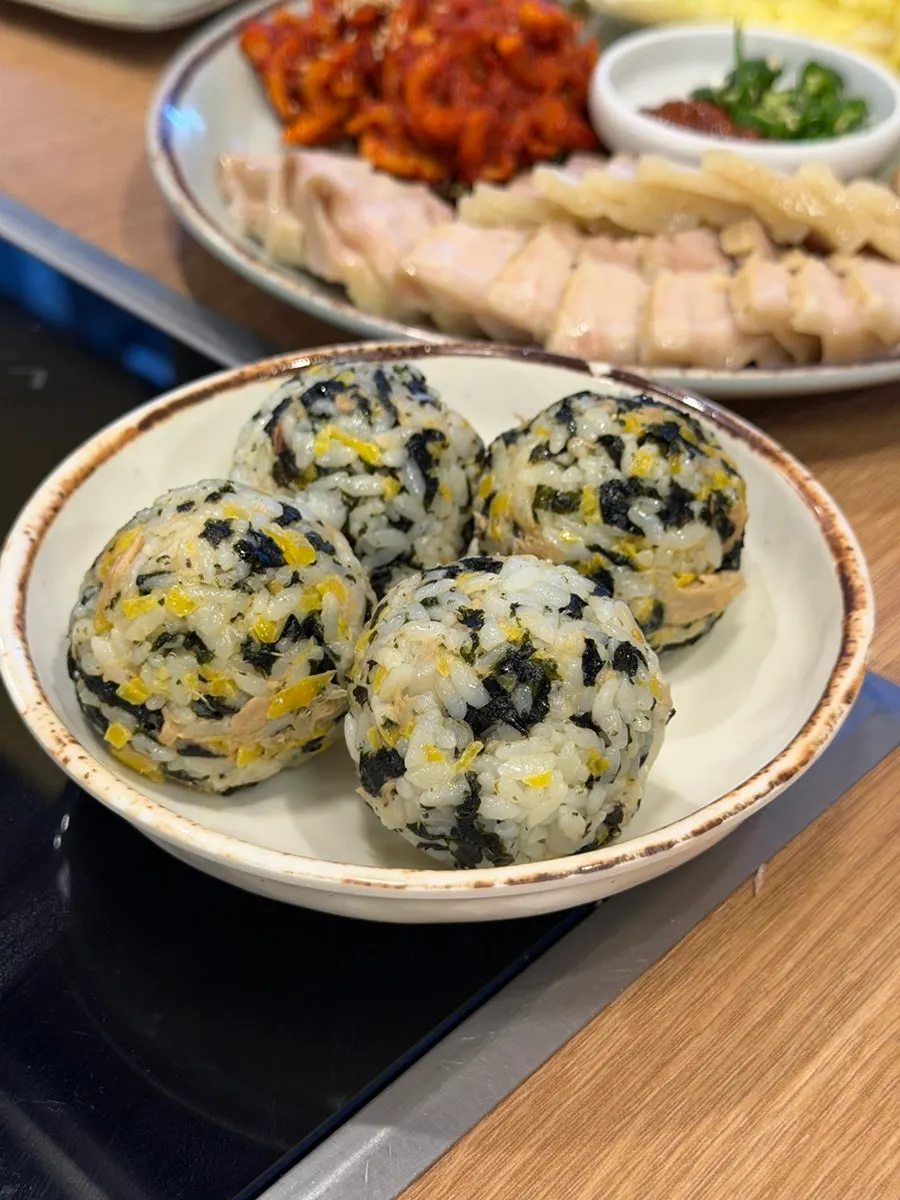₩3,000 tuna mayo rice ball with the bossam spread