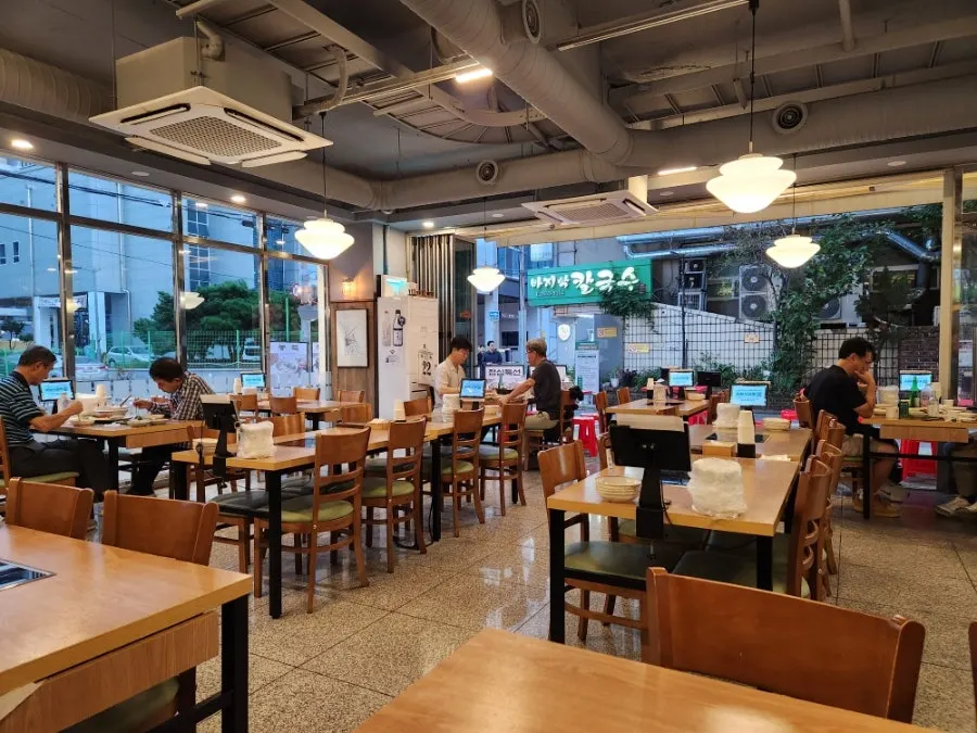 The spacious interior of Cheongun Bossam Dangsan Branch