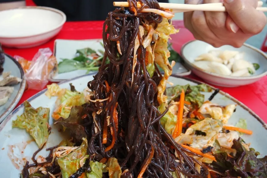 Tray makguksu nicely mixed