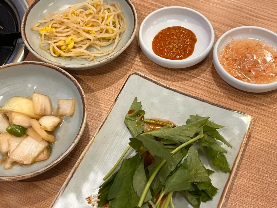 Table of basic side dishes: pickled onion, seasoned bean sprouts, seasoned angelica leaves