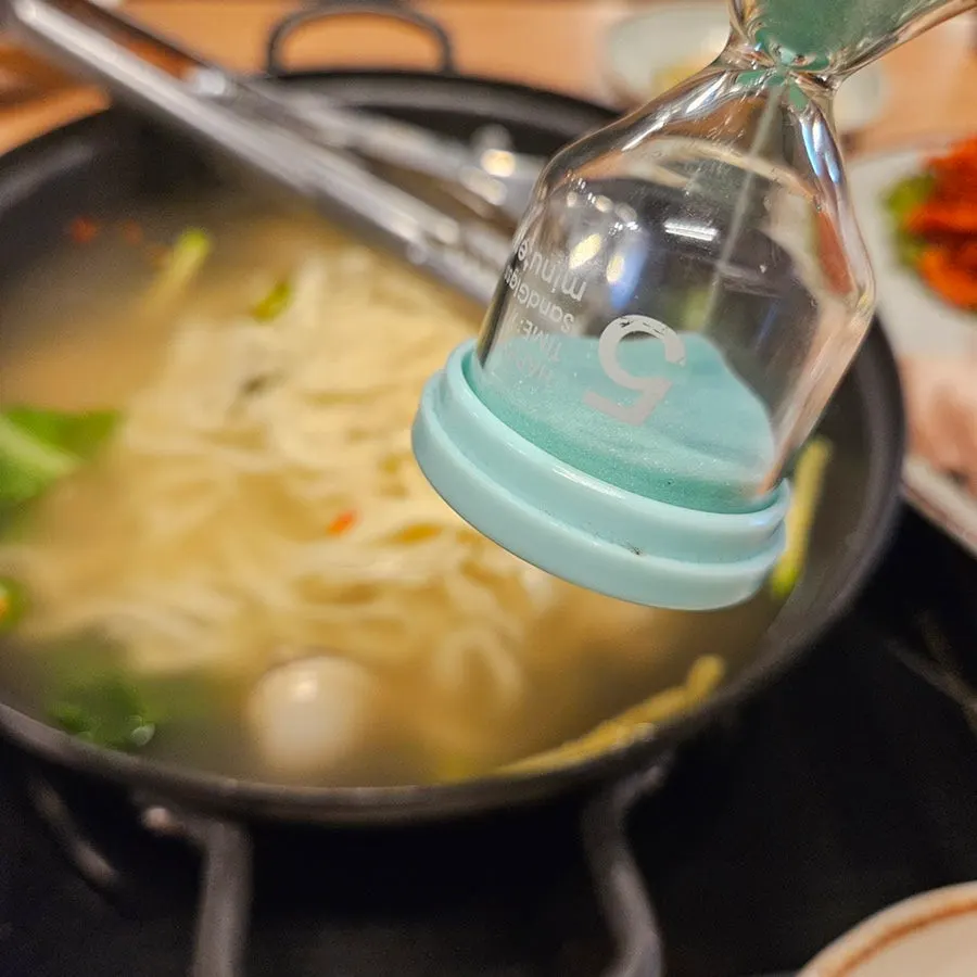Kalguksu made with dongjuk clams