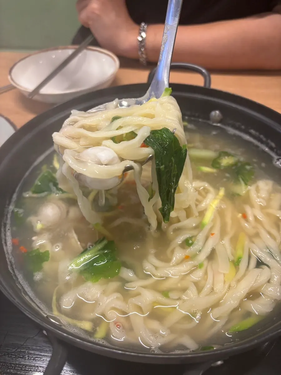 Clear yet spicy dongjuk kalguksu broth
