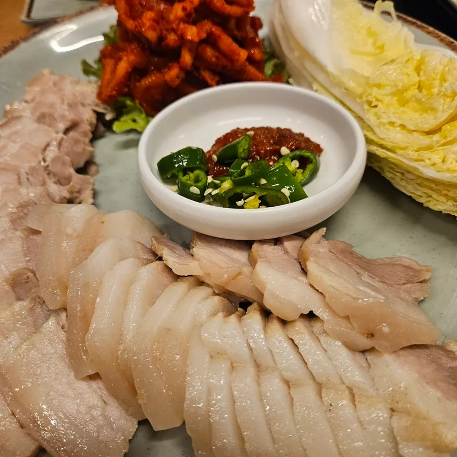 Bossam and dongjuk kalguksu combination