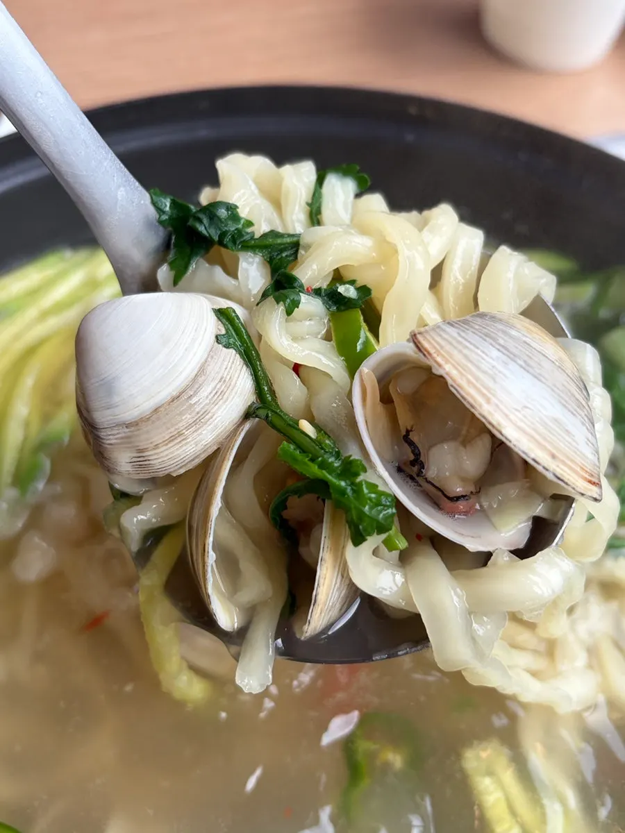 Dongjuk clam kalguksu served with an hourglass