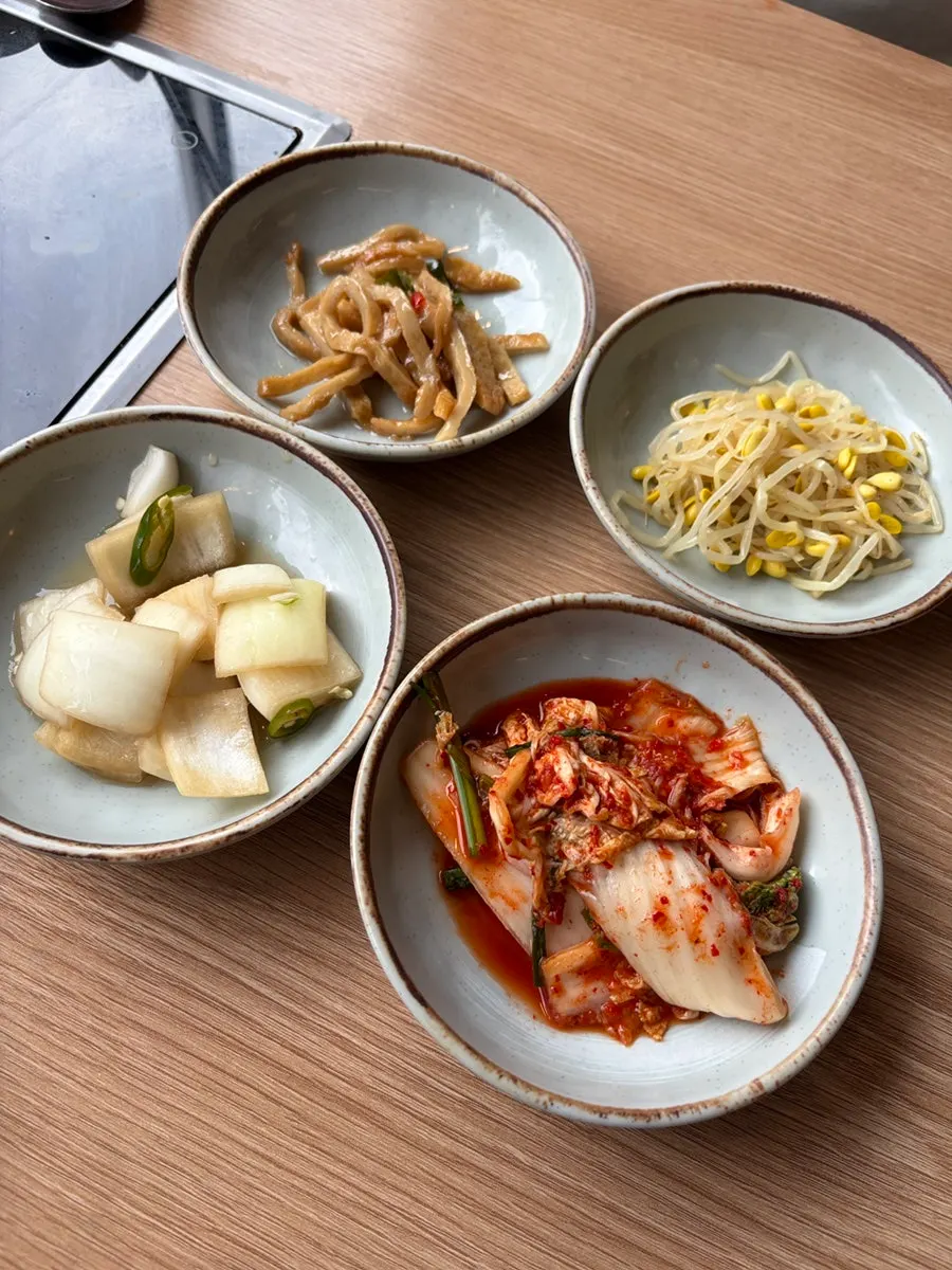 Spicy broth of the clam kalguksu with dongjuk clams