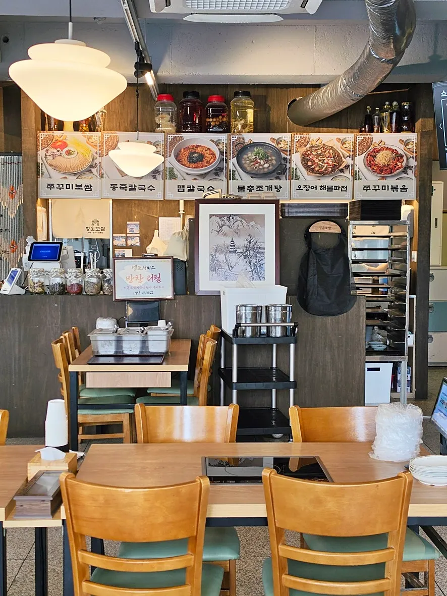Dining hall of Cheongun Bossam Dangsan Branch with spaced-out tables