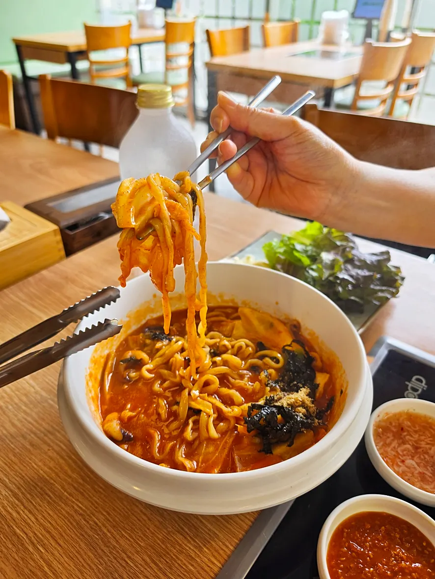 Bossam and maem kalguksu with octopus served together