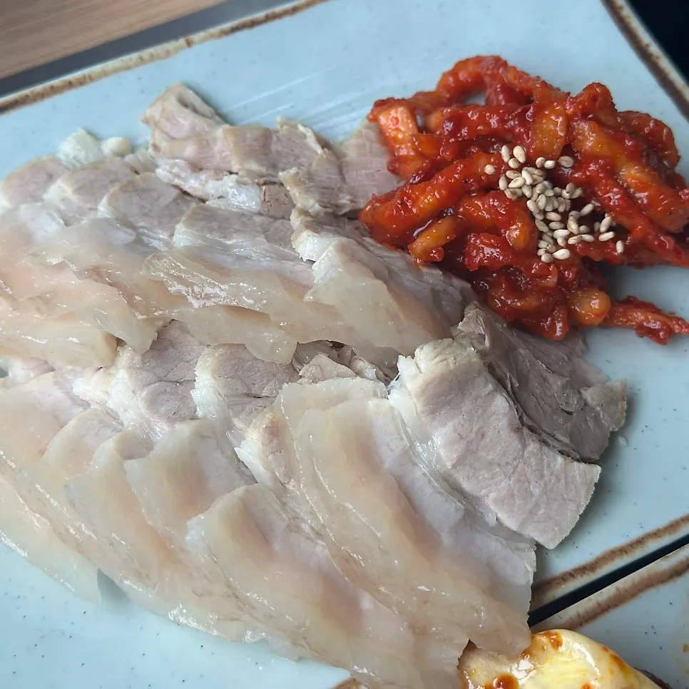 Plate of boiled pork from the five-layer bossam set