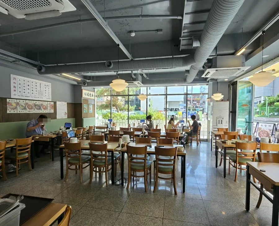 사람이 빠진 뒤의 매장 테이블