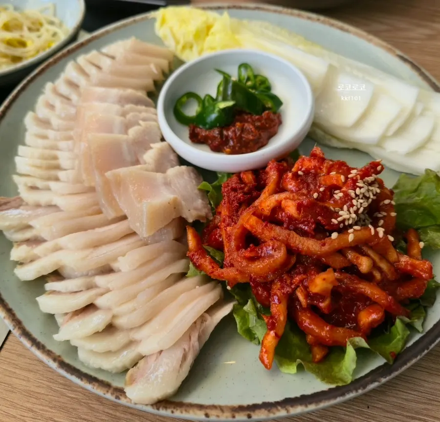 오겹보쌈 세트와 곁들임 메뉴
