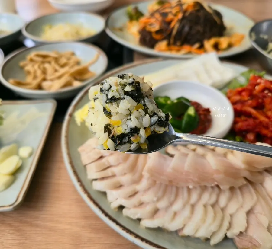 동그랗게 만든 참치마요 주먹밥