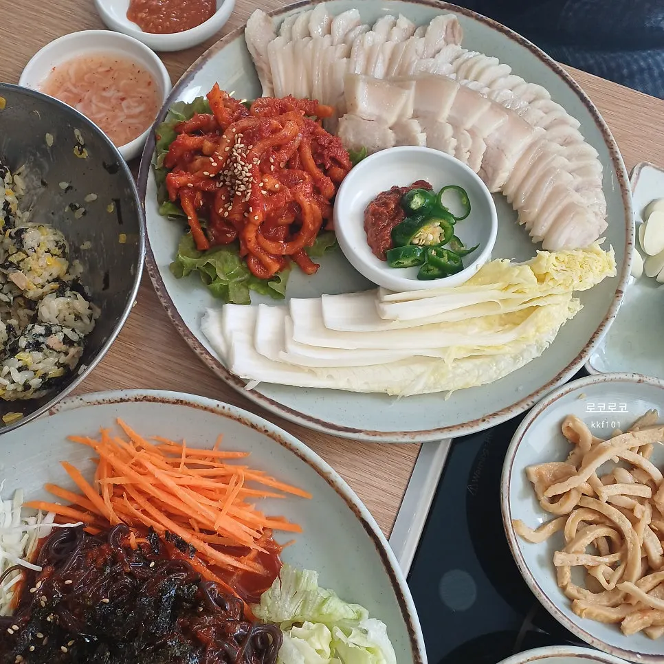 보쌈과 국수를 함께 즐긴 식사