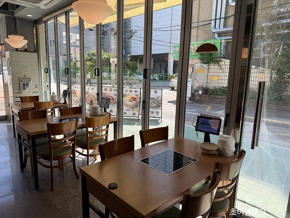 View of the dining hall tables at Cheongun Bossam Dangsan Branch