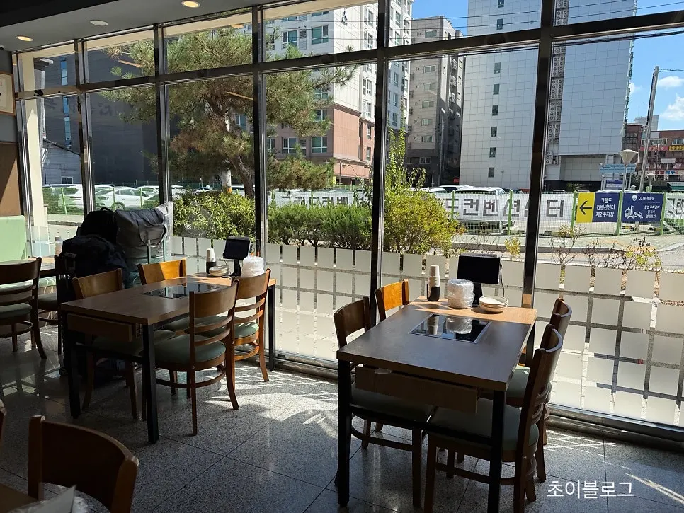 Widely spaced seating at Cheongun Bossam Dangsan Branch