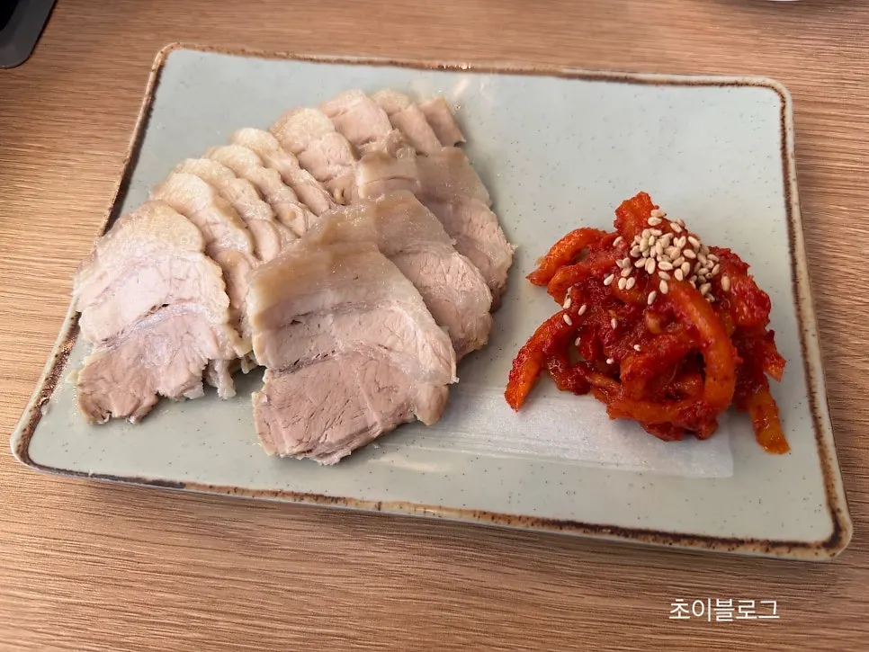 Eating the rice ball together with the spicy kalguksu