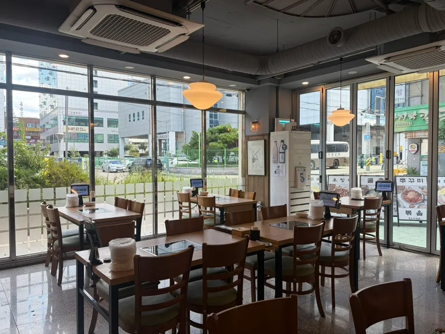 Open, airy dining hall inside Cheongun Bossam Dangsan Branch