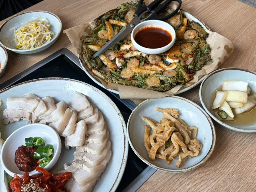 Table set with bossam and jaengban makguksu together