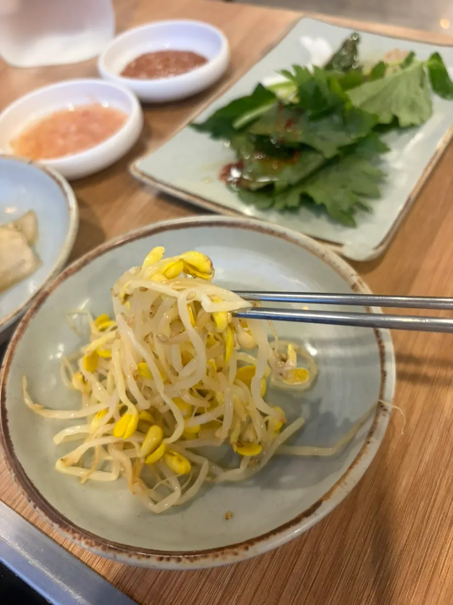 콩나물과 당귀무침 등 기본반찬 한 상