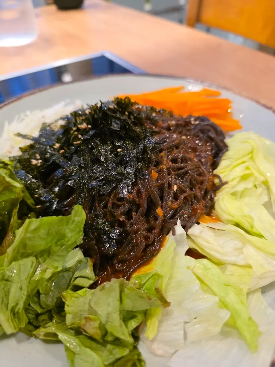 보쌈세트 소와 서비스 막국수가 놓인 상차림