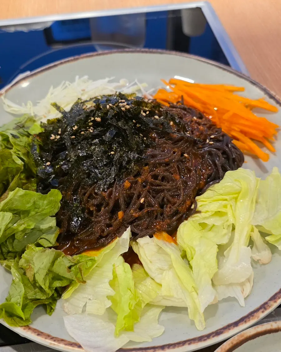 야채가 듬뿍 올라간 서비스 막국수