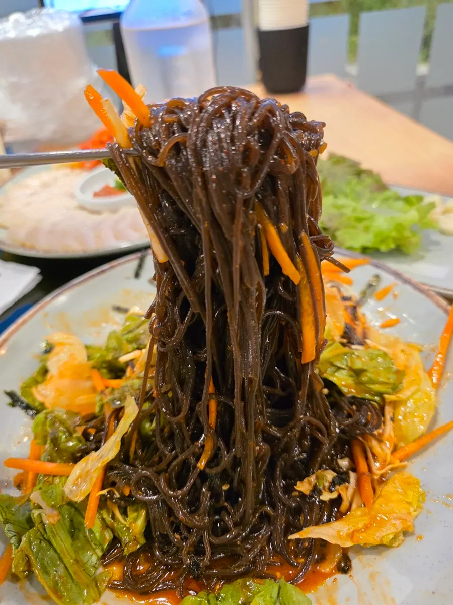 장갑으로 비빈 막국수