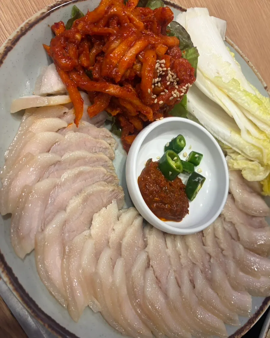 비벼서 완성한 막국수 한 그릇