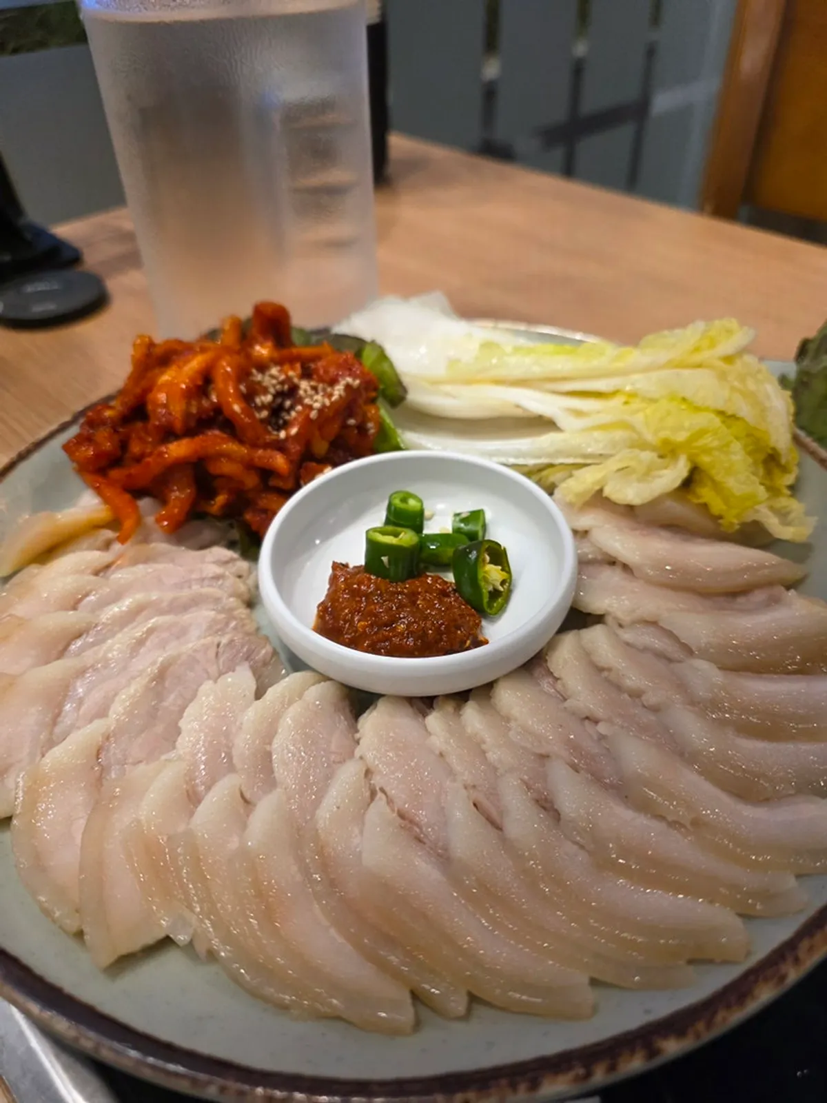 보쌈 고기와 함께 나온 백김치