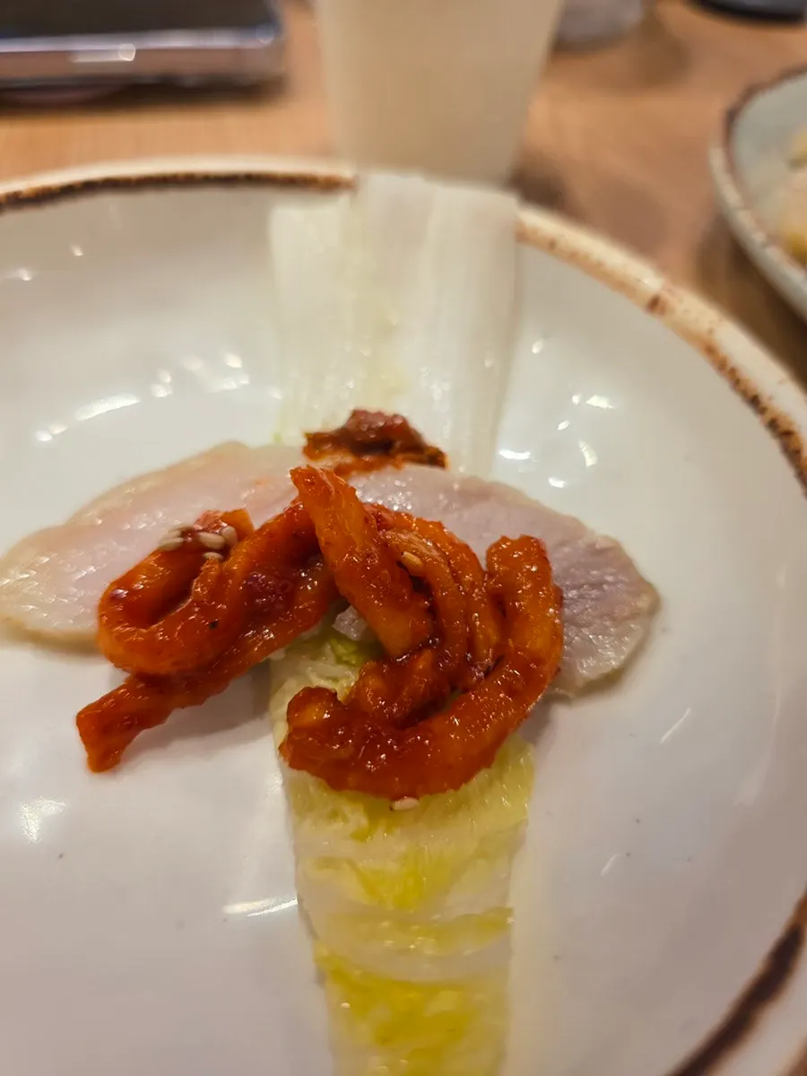 백김치에 싼 오겹보쌈 한 점
