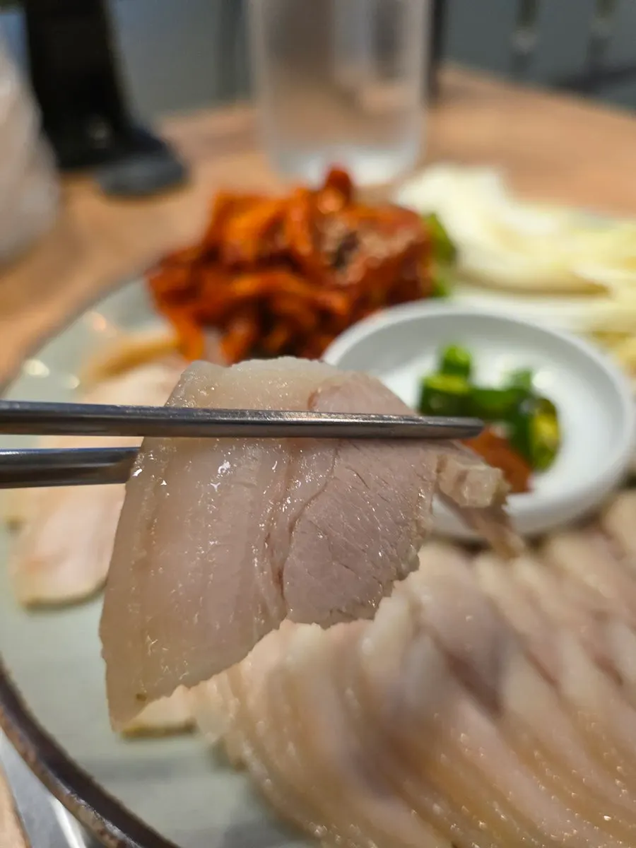 무말랭이 무침을 올린 보쌈 쌈
