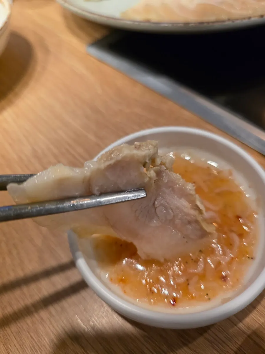 새우젓에 찍은 보쌈 고기