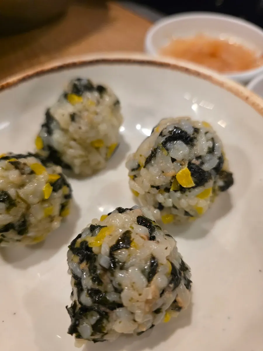 동글하게 뭉친 주먹밥