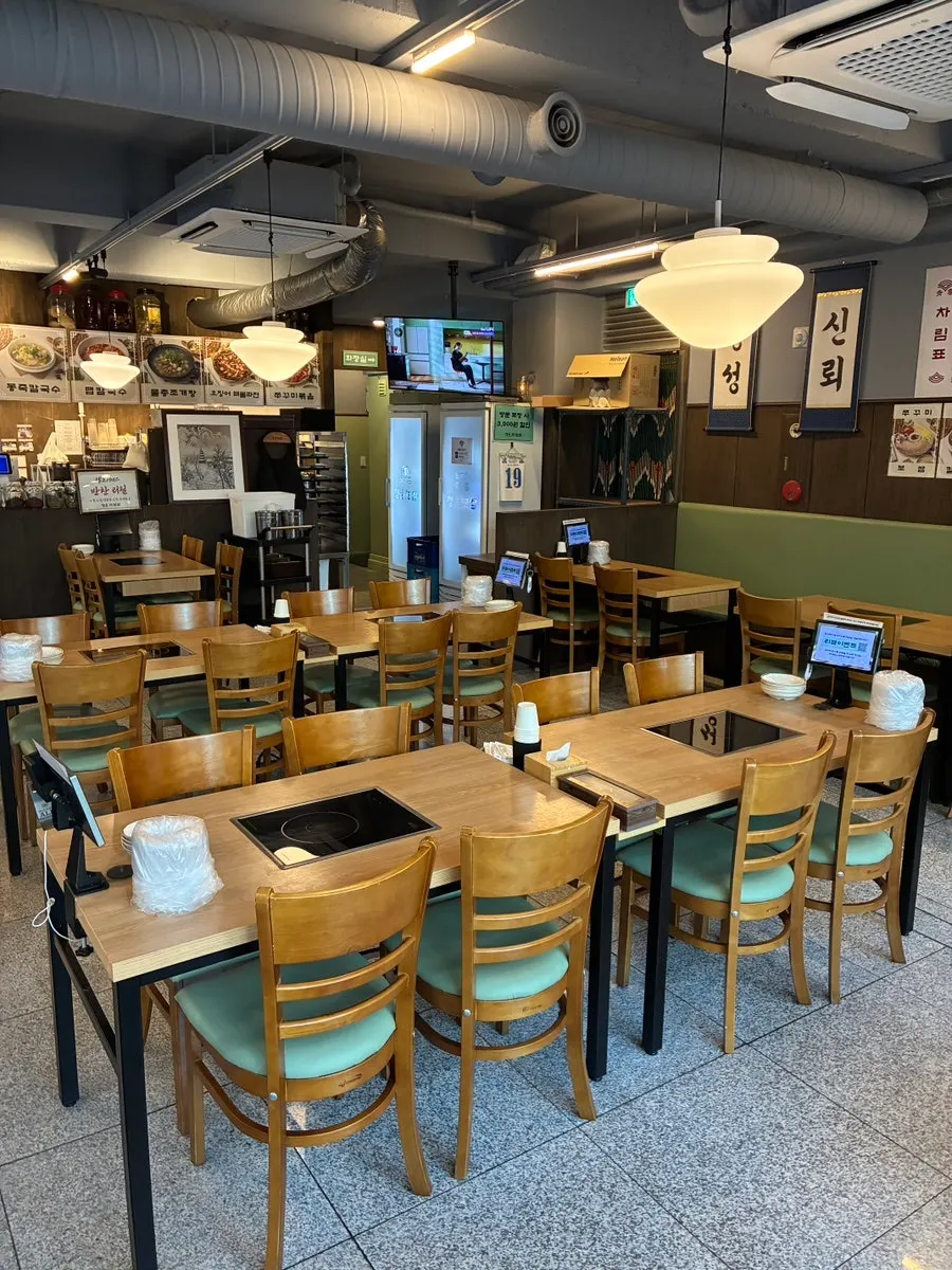 Seating connecting through to the indoor area at Cheongun Bossam Dangsan Branch