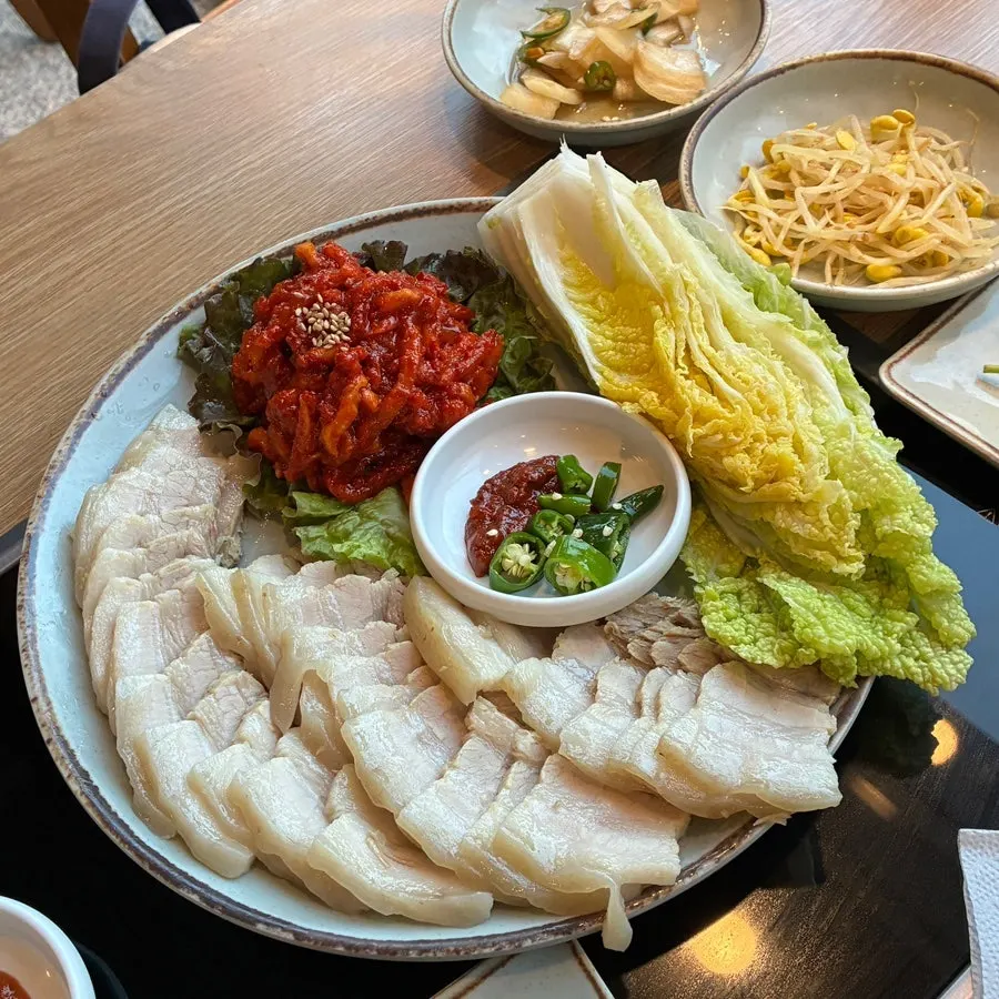 Side dish plates served first