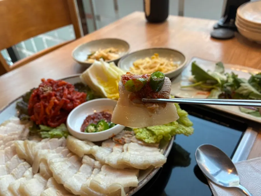 Thick slices of medium-sized pork belly bossam