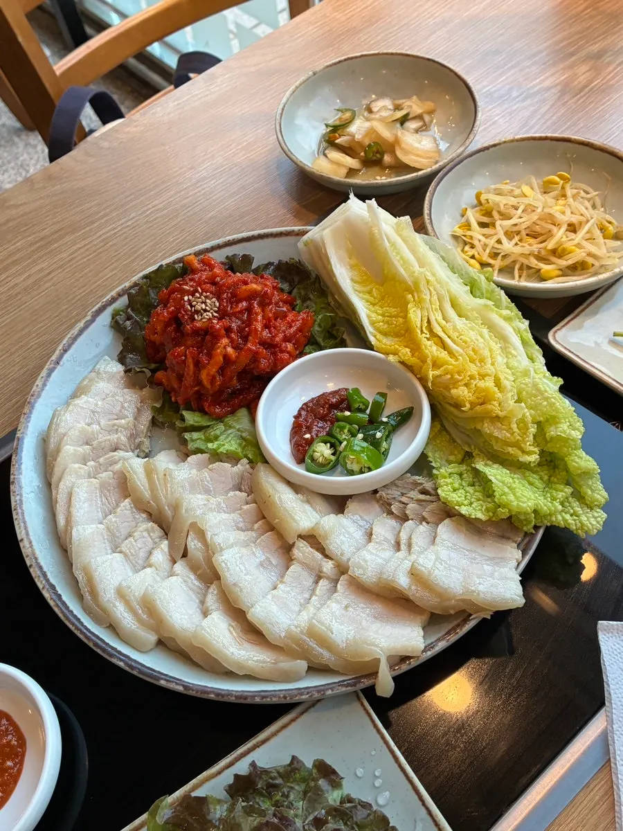 Mak guksu chosen as the set's noodle side