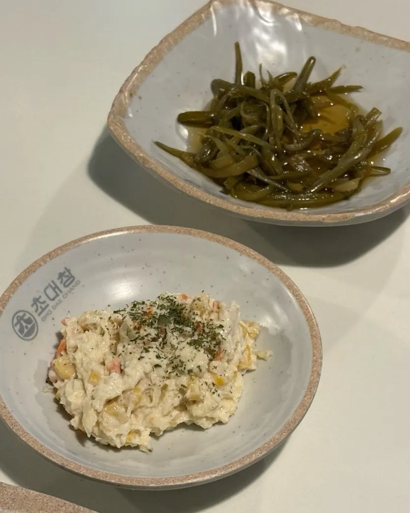 Basic side dishes and chili soy dipping sauce at Chodaechang Dangsan Station