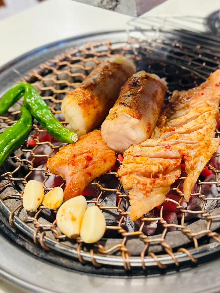 Daechang and teuk-yang cooking on the grill