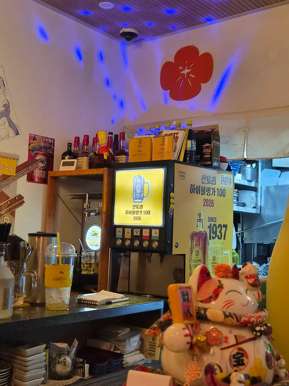 Izakaya space decorated with Japanese-style lighting