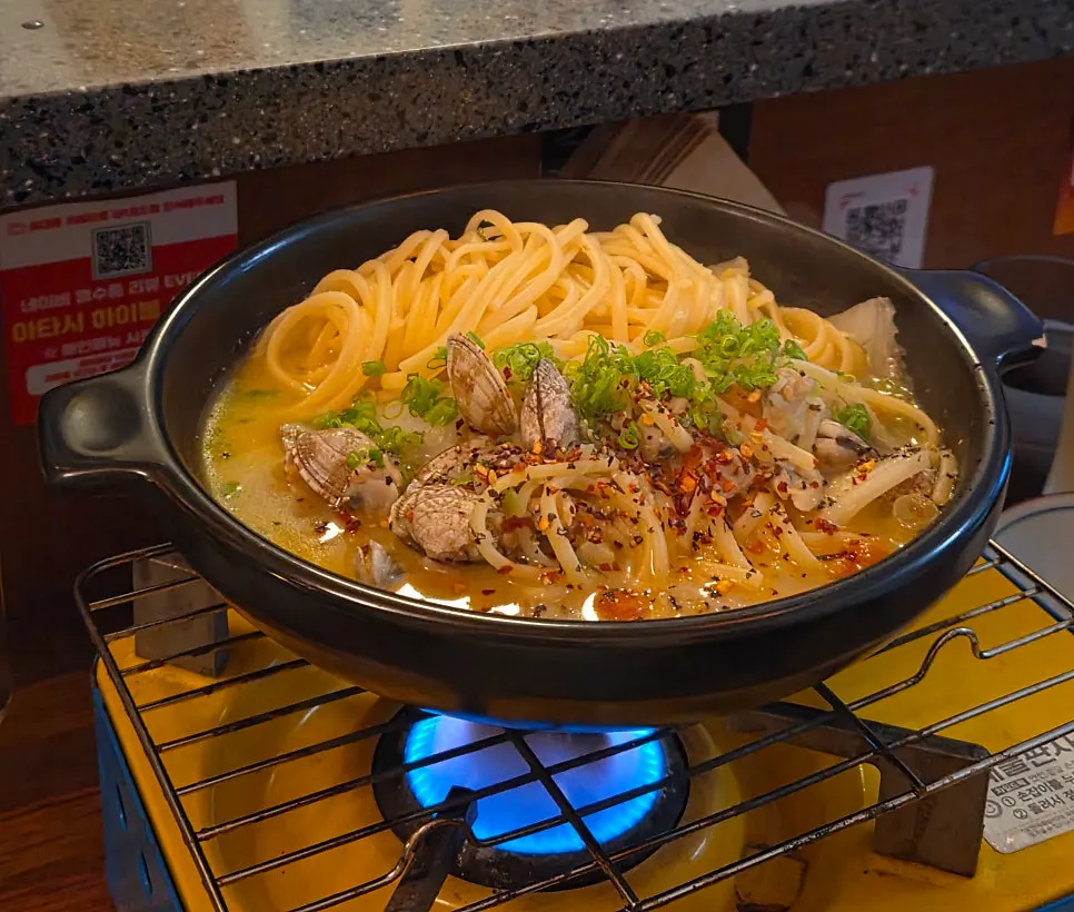 Clam sake-steam with added pasta