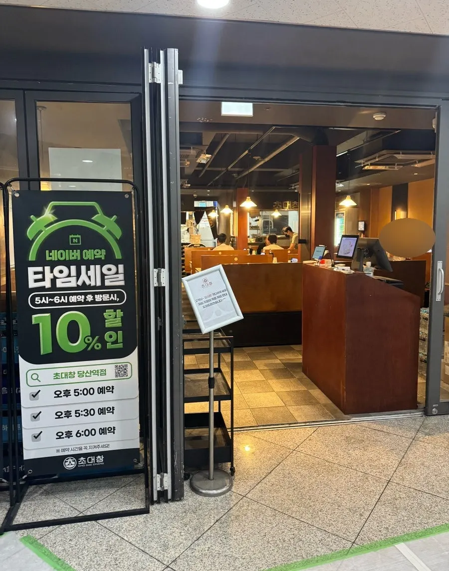 건물 2층으로 올라가는 계단