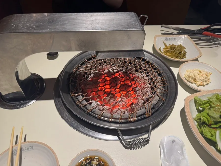 테이블에 올려진 뜨거운 숯불