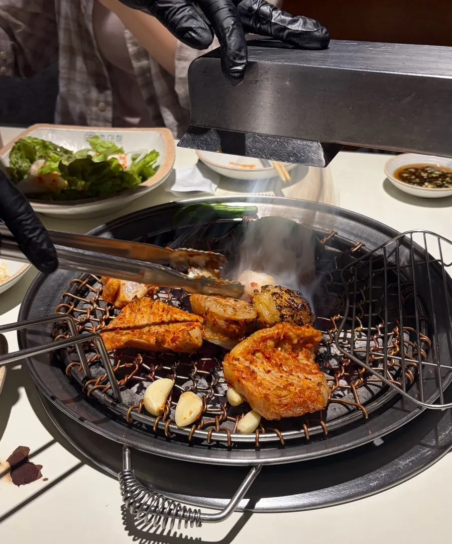 석쇠 위에서 익어가는 통통한 대창