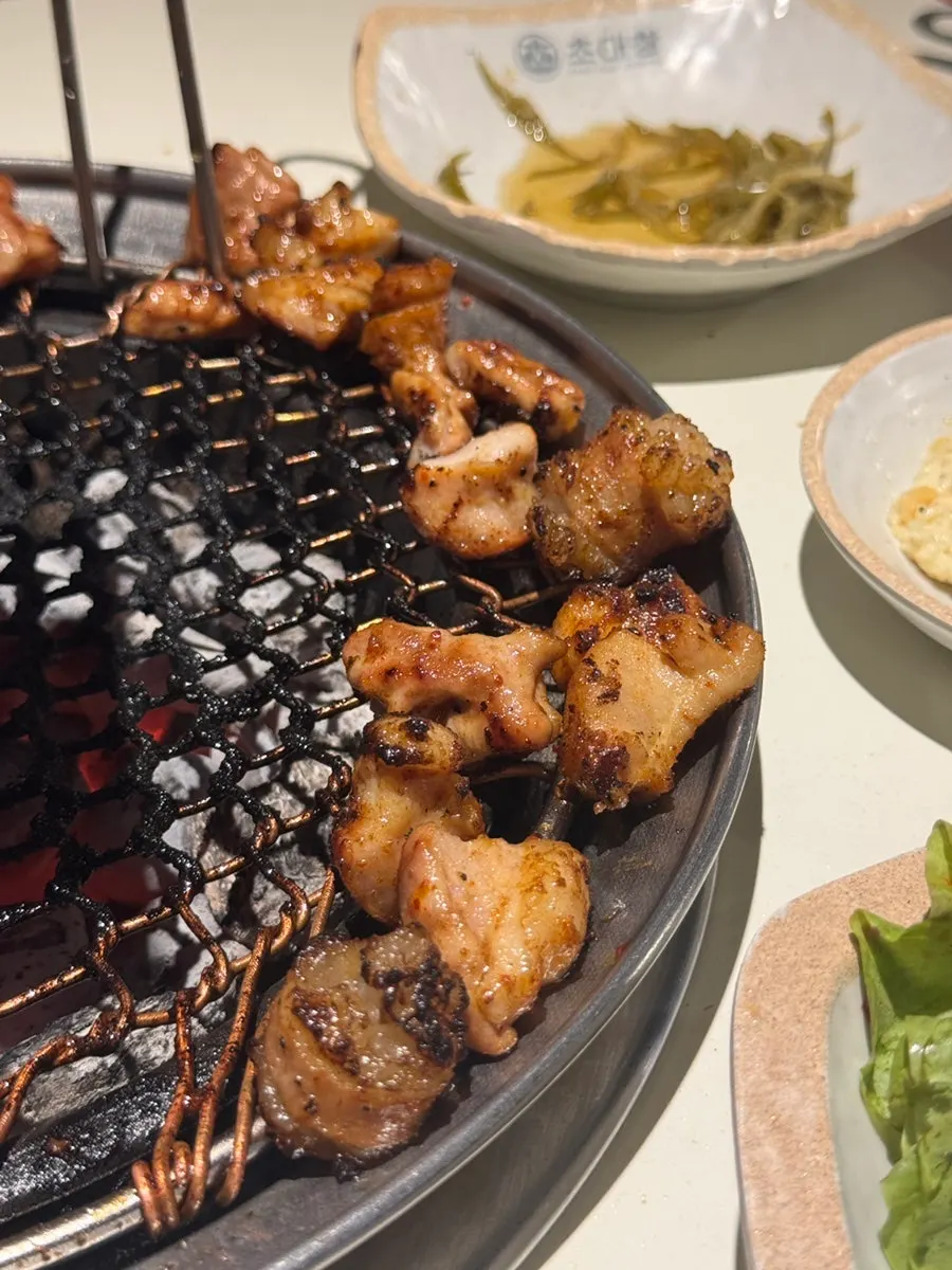 특제 소스에 찍은 대창 한 점