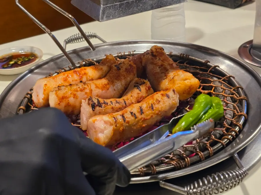 Kkwari peppers grilling alongside the daechang