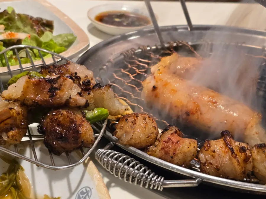 Daechang served together with lettuce salad